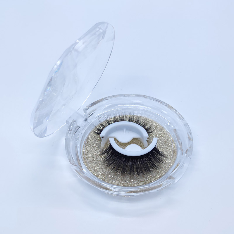 Isekleepuvad kunstripsmed Wispy Eyelashes koos teemantkarbiga